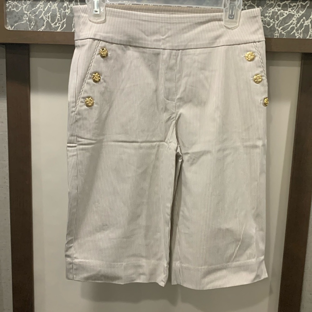 Liz Claiborne Shorts Women’s Size Small NWOT Tan/White Pull-On Nautical Buttons